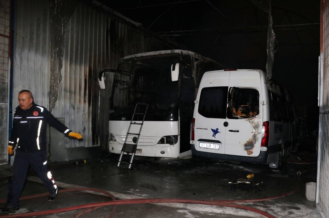 Oto tamirhanede yangın! Patlamalar yaşandı, 1 kişi öldü 1